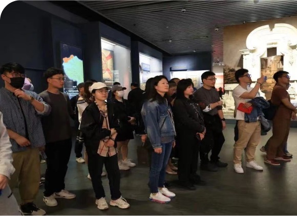 组织企业优秀青年参观一大会址